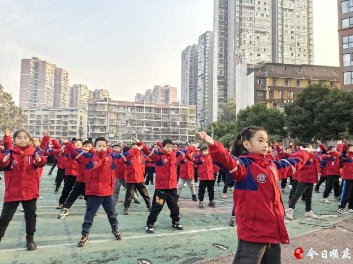 广播体操服装小学生_小学生广播体操妆容_体操广播服装小学生图片