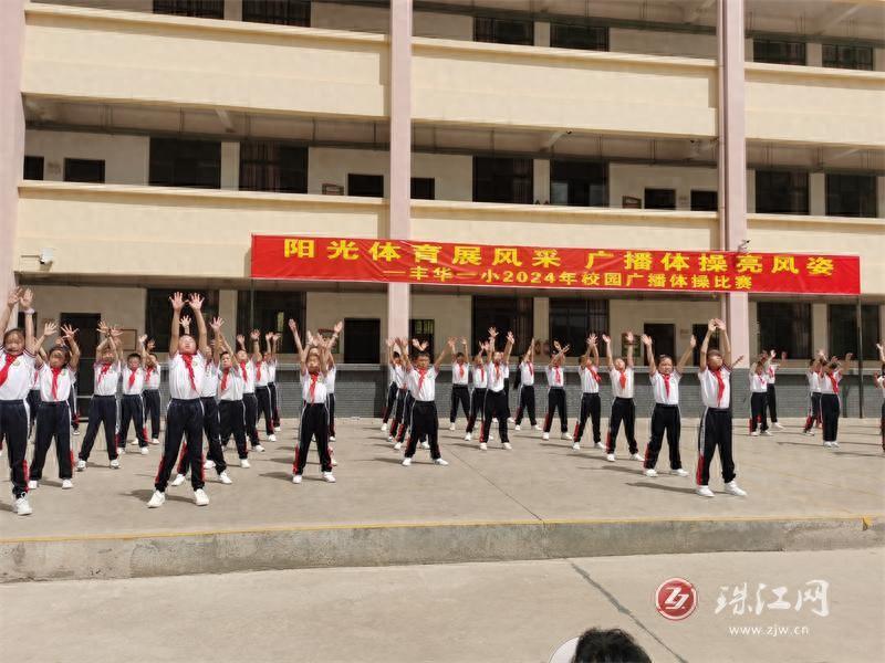 小学生广播体操妆容_体操广播服装小学生图片_广播体操服装小学生